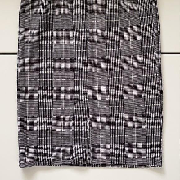 SIZE SMALL BLACK AND WHITE PATTERNED PENCIL SKIRT - Picture 3 of 7